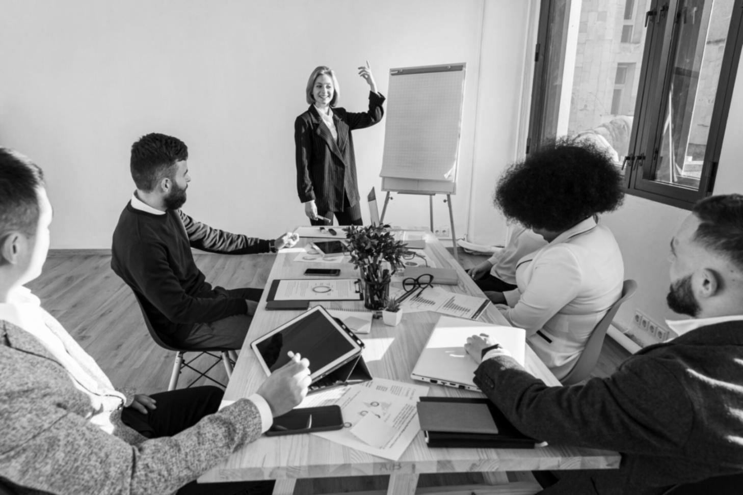 Equipo de profesionales trabajando en estrategias financieras para startups